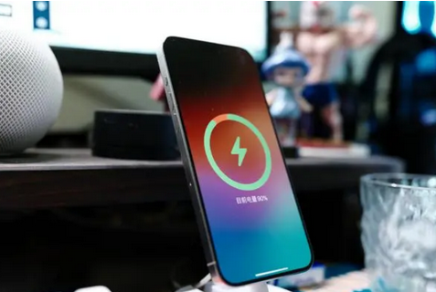 乌马河苹果15换屏服务分享用什么充电器给iPhone15充电更好 